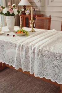 Tovaglia in pizzo bianco vista dettaglio per elegante decorazione della tavola e foto