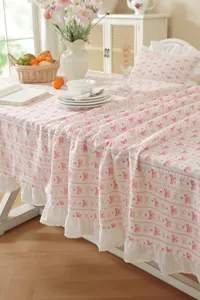 Tovaglia in cotone jacquard francese con fiocchi rosa e balze a volant per tavolo da pranzo.
