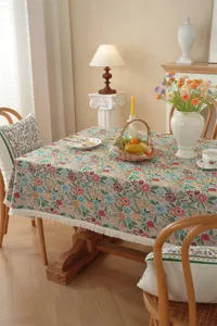 Vue détaillée d'une nappe jacquard à motifs floraux vintage avec de jolies franges.