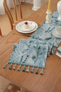 Vintage Jacquard Tischläufer mit floralem Vogelmuster und Quasten für elegante Tischdeko.