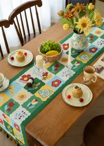 Chemin de table jacquard teint en fil avec franges, élégant décor floral de salle à manger.