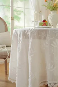 Nappe en dentelle blanche française avec élégante broderie de feuilles 3D pour table de salon.