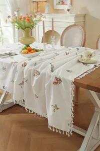 Prachtige katoenen tafelkleed met bloemborduursel en elegante kwastjes voor tafeldecoratie.