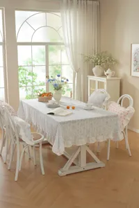 Tovaglia da tavola rettangolare in jacquard di cotone francese con balza a volant