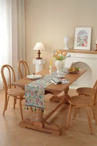 Detailansicht des amerikanischen Retro Blumen Tischläufers mit Fransen für Deko.