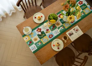 chemin de table floral de printemps en jacquard pour decoration de salle a manger moderne.