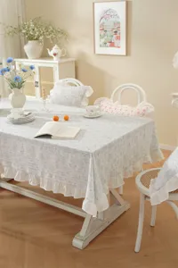 Tovaglia da tavola rettangolare in jacquard di cotone 100% francese con volant e bei fiocchi.