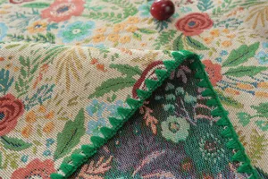 Gros plan sur la texture du tissu de nappe jacquard floral rétro américain avec bordure à franges.