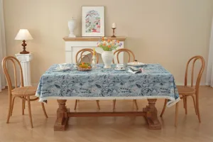 Détail de scène de nappe jacquard botanique vintage, avec franges élégantes et motif classique.