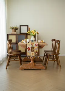 Chemin de table jacquard floral moderne avec motifs de printemps et franges pour la maison