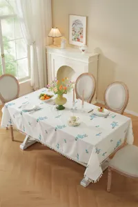 Katoenen geborduurde tafelkleed met elegant bloemmotief en franje voor eetkamerdecoratie.