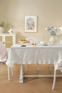 Dettaglio della tovaglia in cotone jacquard francese con delicati fiocchi stampati.