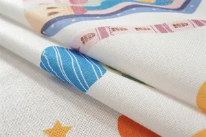 Nahaufnahme des bedruckten Polyester-Tischtuches mit Schloss- und Sternenmuster.