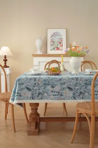 Vue de scène détaillée de la nappes en jacquard bleu vintage avec bordure frangée élégante.