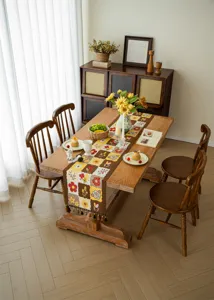 Vue détaillée d'un chemin de table floral jacquard moderne avec franges, en polyester déco.