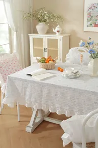 Primo piano dettagliato della tovaglia jacquard floreale in stile francese con volant.