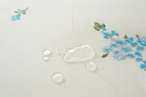 Waterdicht katoenen tafelkleed detail, elegant blauw bloemen borduurwerk ontwerp, vlekbestendig.
