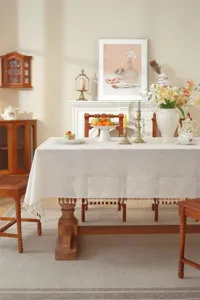 Minimalistische einfarbige Polyester-Tischdecke mit Quasten und Hohlmuster für Esstische.