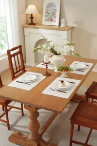 Französische romantische weiße Baumwollspitze Platzdeckchen Detailansicht, elegante Tischdeko.