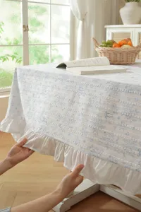 Tovaglia rettangolare in jacquard di cotone stile francese con fiocco e balza bianca.