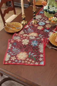 American retro style table runner with shell edge jacquard fabric for home dining table decor.
