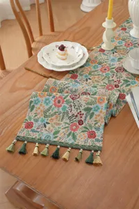 Vintage Blumen Jacquard Tischläufer Detail zeigt elegantes Retro Muster und Fransen.