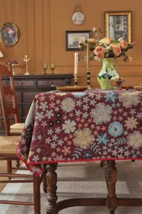 Gros plan sur la texture de la nappe jacquard florale rétro et la décoration de salle à manger.