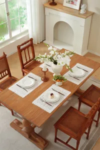 Detailansicht der weißen Baumwollspitzen-Tischmatte, elegante französische Esstisch-Deko.