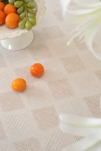 Detailansicht der beigen Polyester Lochmuster Tischdecke, elegante Deko fuer den Couchtisch.
