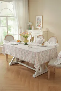Tovaglia rettangolare in cotone francese con frange a pon pon e volant per il tavolo da pranzo.
