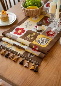 Chemin de table jacquard de style européen avec motif floral rétro et de jolies franges.
