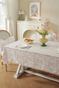 Tovaglia stampata in cotone stile francese con bellissimo motivo floreale e nappe.