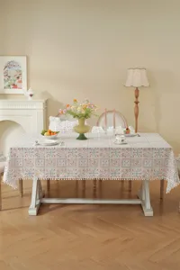 Dettaglio tovaglia rettangolare in cotone jacquard francese con stampa delicata e bordatura pompon.