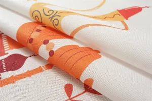 Nahansicht der feinen Stofftextur einer Polyester Tischdecke mit orientalischem Schlossmuster.