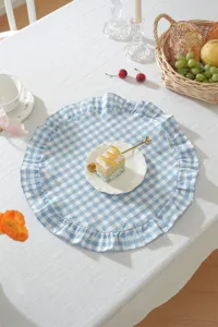 Γαλλικό σουπλά καρό μπλε λευκό με βολάν λεπτομέρεια φωτογραφία διακόσμηση τραπεζιού