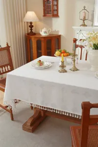 Weißes Polyester Struktur Tischtuch mit elegante Quasten Kanten, schöne Heimdekoration.