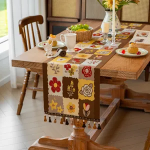 Chemin de table moderne minimaliste avec motif floral jacquard et élégants pompons pour la maison.