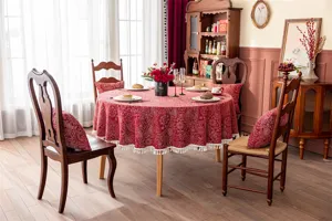 Nappe jacquard rouge avec des glands, couverture de table ronde festive pour salle à manger.