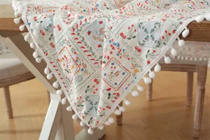 Tovaglia da tavolo in cotone jacquard con stampa floreale e frange di ponpon per la cucina.