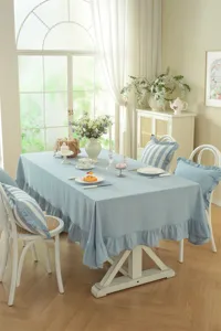 Détail de nappe et coussin de style champêtre français, pur coton lavé avec bord volanté.