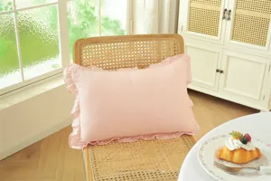 Cojín rosa de algodón con volantes estilo campestre francés vista de detalle para sofá y cama