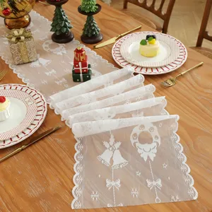 Camino de mesa de Navidad de encaje blanco con patron de campana y copo de nieve fiesta