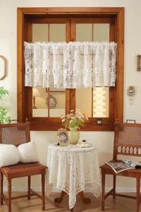 Rideau court en dentelle vintage française pour cuisine, design ajouré jacquard, style rétro.