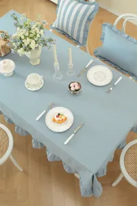 Vue détaillée de la nappe en coton style pastoral français avec un décor de table élégant.