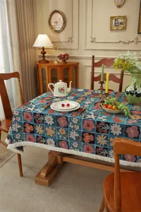 Vista detallada del mantel de estilo retro americano con diseño floral y flecos blancos elegantes.