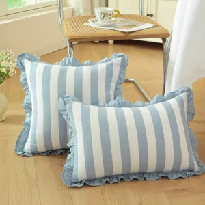 Cojín decorativo de algodón a rayas azules y blancas con volantes estilo campestre