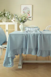 Nappe en coton lavé bleu clair style pastoral français avec détail de volants.