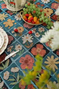 Detalle de mantel jacquard floral retro americano, tela de patrón vintage para comedor.