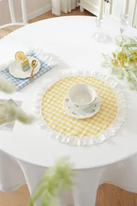 Γαλλικό στυλ σουπλά από βαμβάκι με κίτρινα καρό και λευκή δαντέλα για το τραπέζι φαγητού