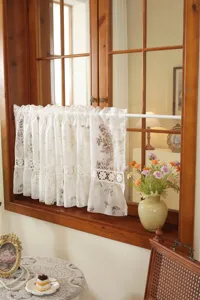 Détail en gros plan du rideau de dentelle vintage français avec motif jacquard.